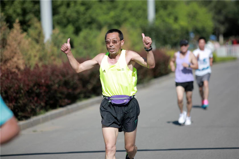 张家口市民在经开区明湖滨河公园参加2022年国际奥林匹克日健康跑。 张家口市体育局供图
