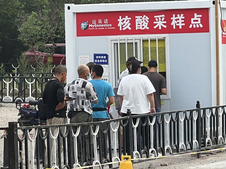 6月20日，昌平区北七家建材批发市场周边核酸采样点，市民有序进行核酸采样。按照疾控中心最新通知，所有在建材城上班的工作人员以及同住人实行4天连续核酸检测。