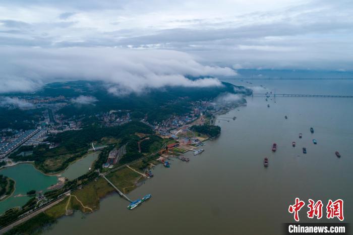 图为雨后天空云雾飘缈。　李学华 摄