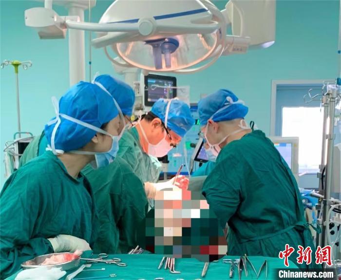 医生为小段实施心脏移植手术 武汉大学人民医院供图