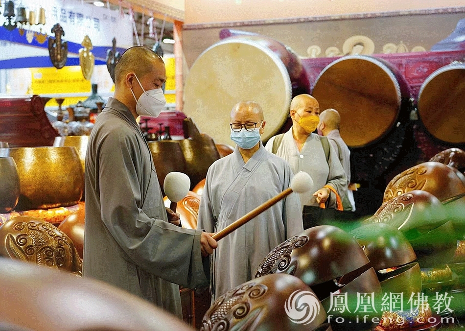 法师观展（图片来源：凤凰网佛教 摄影：耿豪）