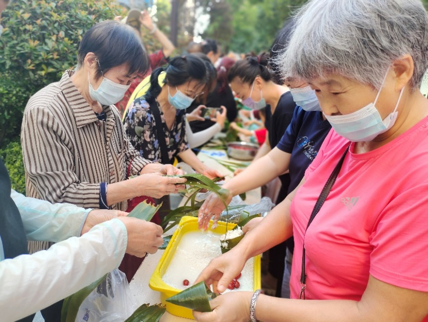 端午节包粽子 供图/西安万科金域华府