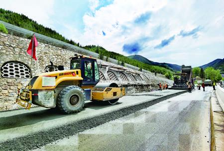 路面工程正在全速推进