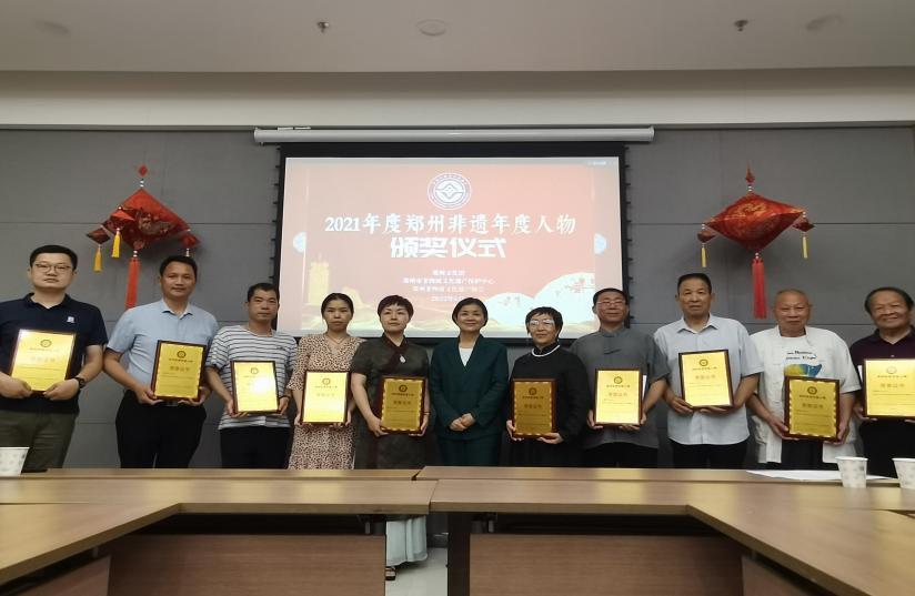 市文化馆李馆长为获奖传承人颁发获奖证书