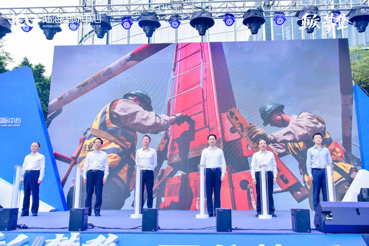 西部头部高楼陆海国际中心封顶
