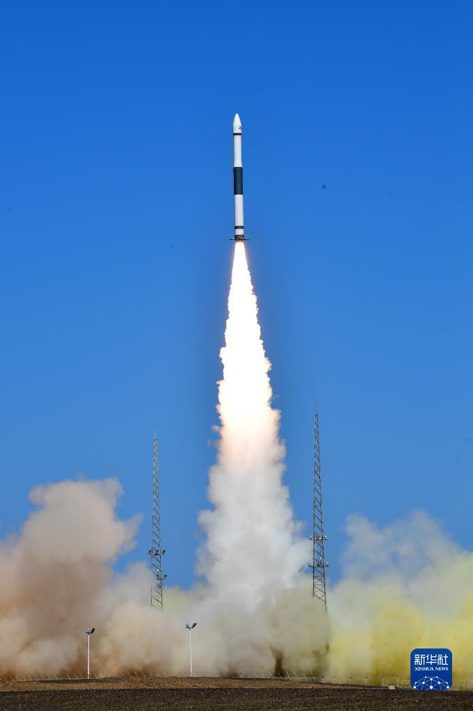 6月22日10时8分，我国在酒泉卫星发射中心使用快舟一号甲运载火箭，成功将天行一号试验卫星发射升空。卫星顺利进入预定轨道，发射任务获得圆满成功。新华社发（汪江波 摄）