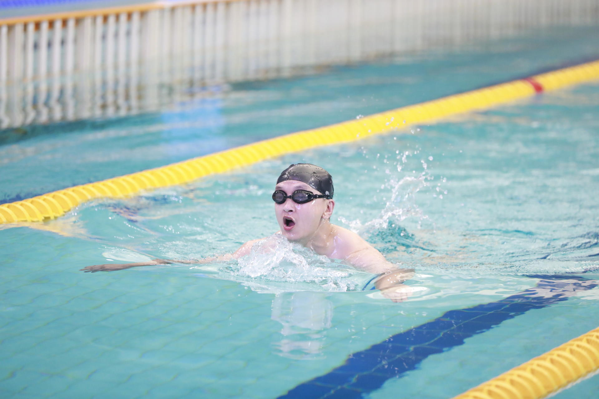 图为在泳池中劈波斩浪的选手 摄影：国际文体