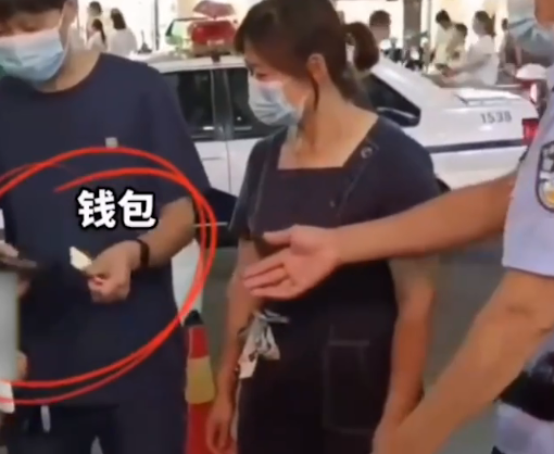 湖北一男孩捡钱包归还！民警安排“特殊奖励”凤凰网湖北_凤凰网