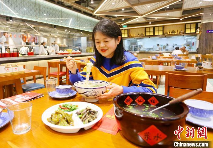 2021年3月,食客在位于兰州市城关区的一家饭店内品尝浆水面。(资料图) 高展 摄