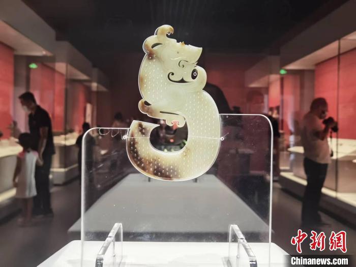 1994年出土于徐州狮子山楚王墓的s形玉龙. 胡健 摄