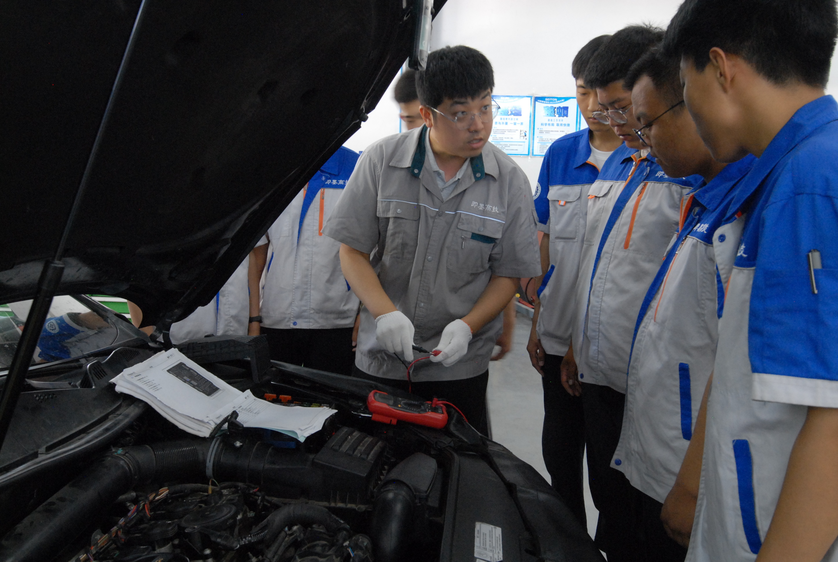 6月22日,山东省青岛市即墨区高级技工学校汽车维修专业教师在教授学生