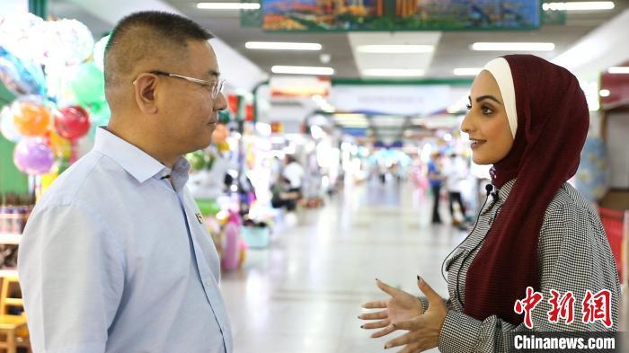 拉玛采访赵文阁。 干儒森 摄 摄