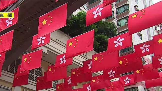 凤凰连线|香港迎接回归25周年气氛渐浓 数百面国旗区旗亮相历史老街