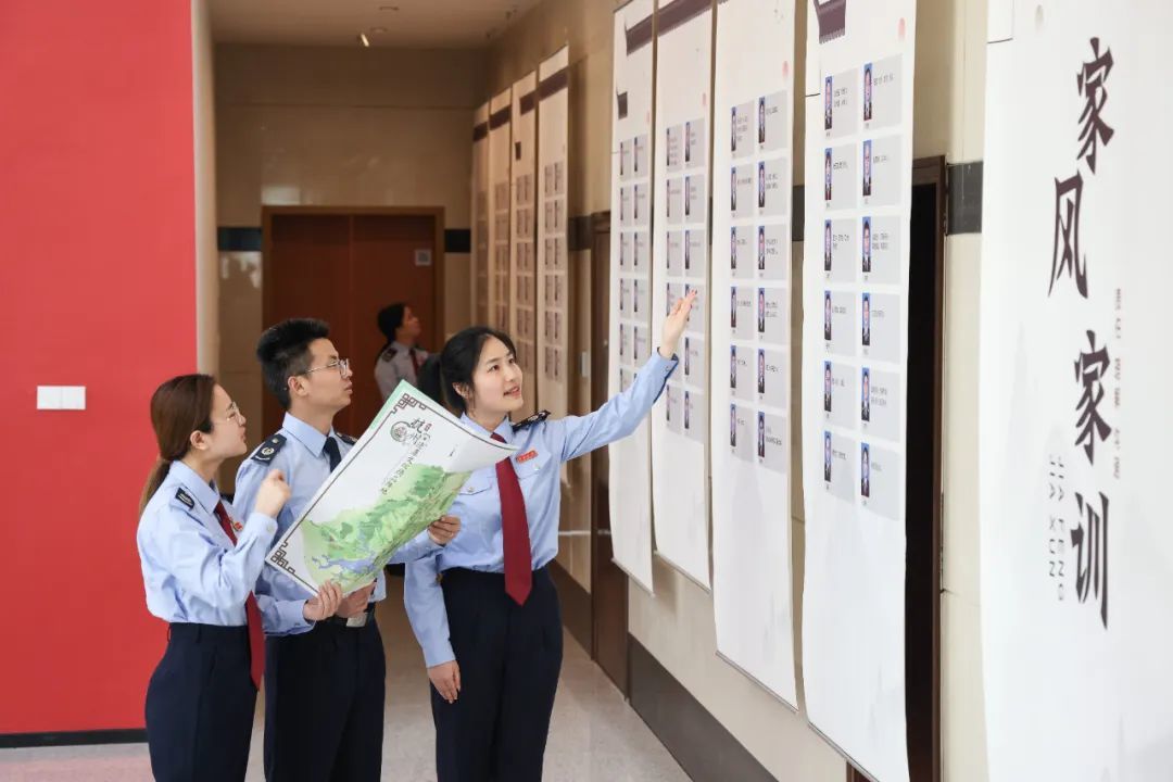 淳安县纪委监委不断巩固和深化清廉机关建设，打造廉洁文化展馆、廉洁文化长廊等平台，开展各类廉洁文化进机关活动，不断拓展廉洁文化阵地。图为淳安县税务局纪检监察干部在廉洁文化展馆为青年干部上廉洁文化课。淳安县纪委监委 谢航凯 摄