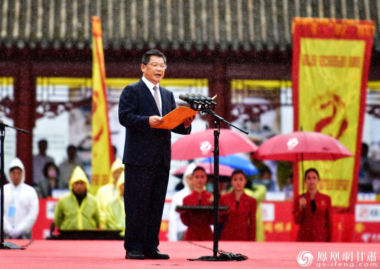 甘肃省委副书记、省长任振鹤恭读祭文 高梓文 摄