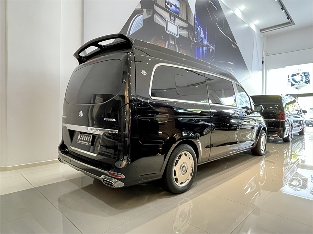 新款奔驰威霆高顶定制暗夜风格,运动张扬的外观豪华且尊贵