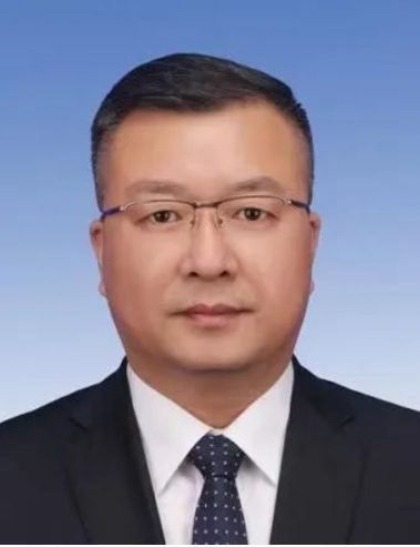 杨昆，男，汉族，1976年9月生，河北保定人，研究生学历，工学博士，教授。2014年10月加入民革。现任河北大学技术转移中心主任，民革河北省委会副主委，民革保定市委会主委，保定市政协副主席。