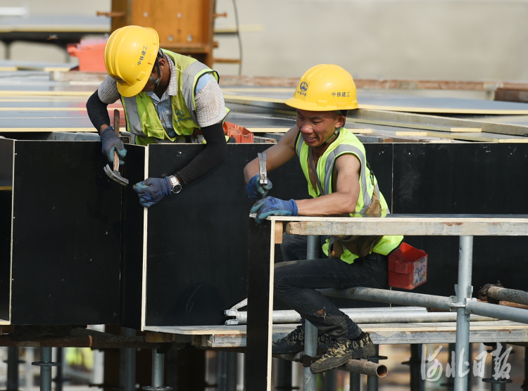 2022年6月17日，在雄安新区大学园图书馆项目现场，工人们正在加紧施工。河北日报记者 史晟全摄