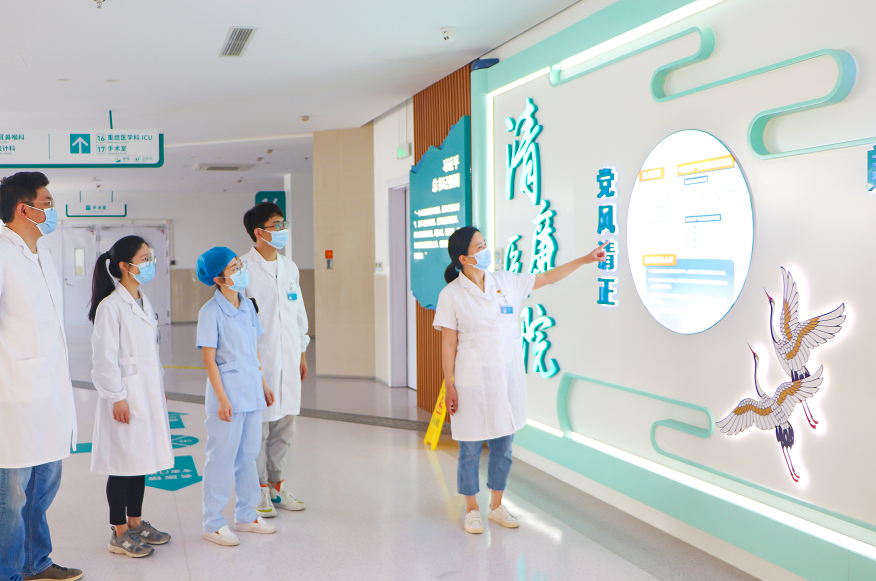 湖州市南浔区积极推进清廉医院建设，通过完善制度、警示教育、网格化监管、公开接受监督等形式，内部严管控、外部强监督，切实提升就医群众的获得感和满意度。图为湖州市南浔区医疗集团菱湖分院组织新入职医护人员上好“浔医廉心清风入职第一课”。湖州市南浔区纪委监委 屠建文 摄