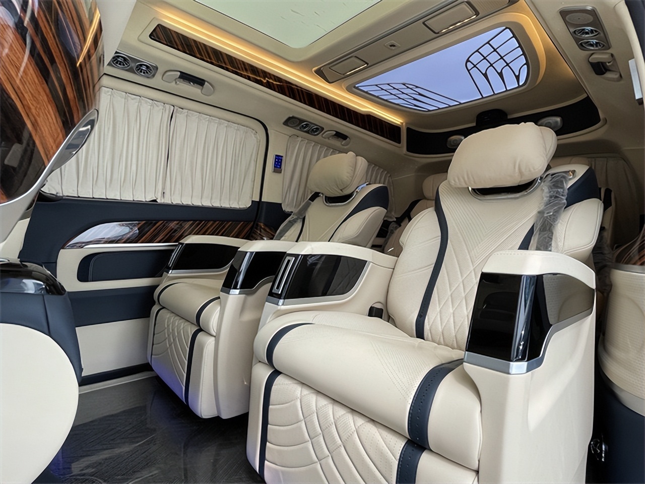奔驰V260L高顶定制款七座商务车，带您享受商务静谧体验