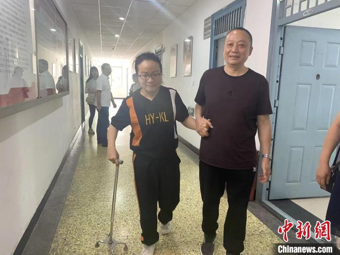 那位带着爸爸上学的硕士毕业了：“能往前走，就继续努力”
