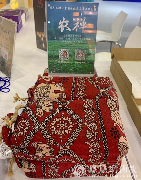大美曹山商贸公司义卖品——曹山宝积寺红米（图片来源：凤凰网佛教 摄影：李保华）