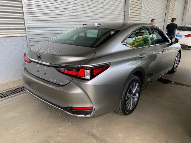 2021款雷克萨斯es250黑色网格蜂窝状设计,比起直瀑式的大气相比低调