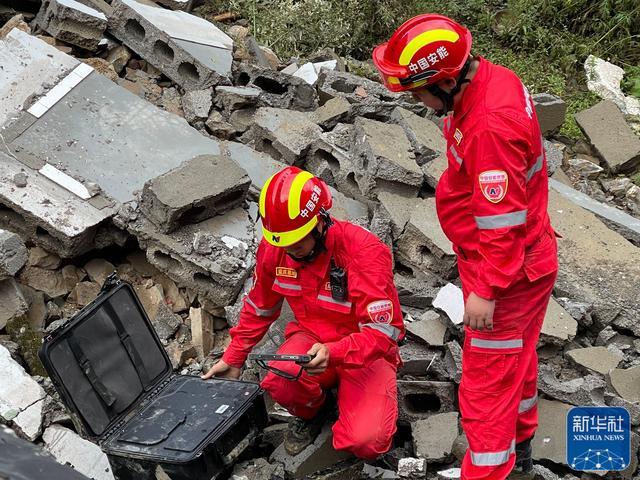 6月23日，应急救援人员在重庆市巫溪县白鹿镇中坝村山体滑塌现场展开救援。巫溪消防供图