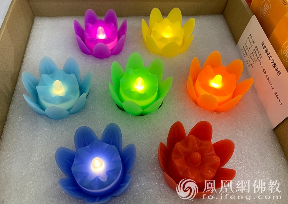 缘渡义卖品——莲花灯(图片来源:凤凰网佛教 摄影:李保华)