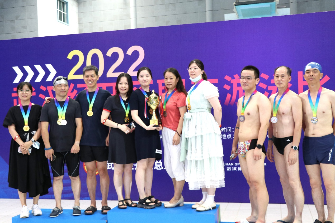 图为领奖台上的精彩的瞬间 摄影：周沛