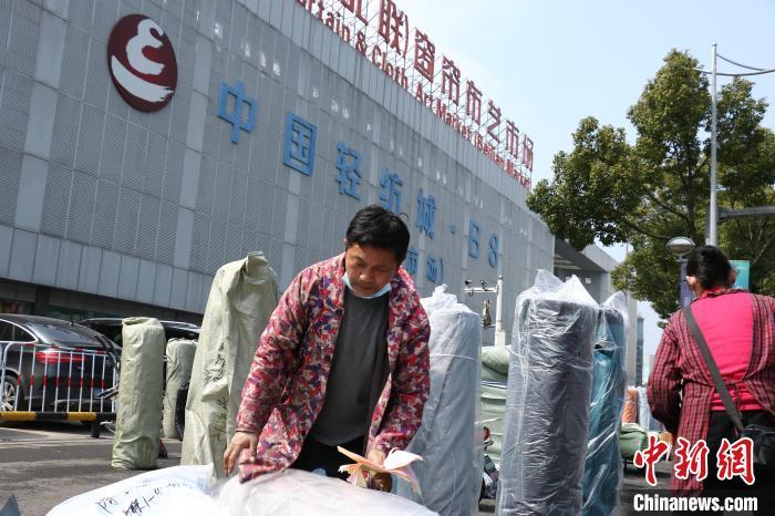 今年春季，中国轻纺城市场内，经营户正在发货。　项菁　摄