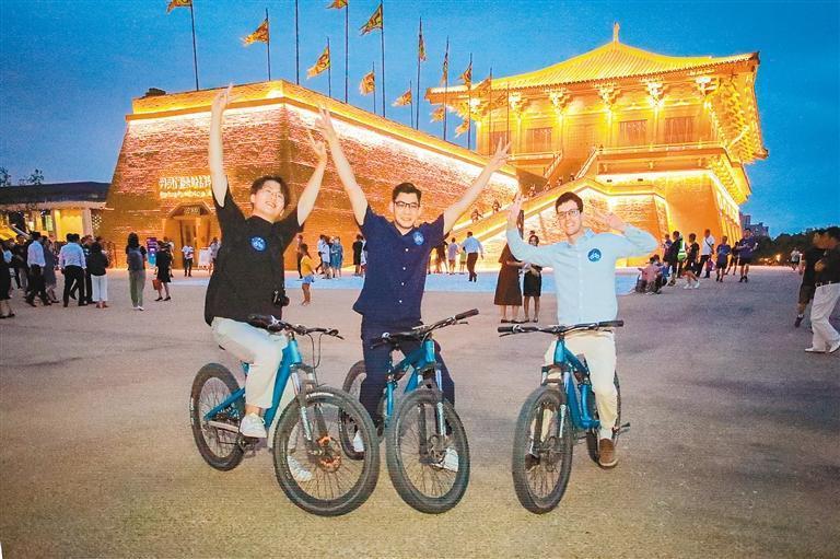 嘉宾们骑行在大明宫国家遗址公园,感受盛唐气象。(记者 张曦 摄)