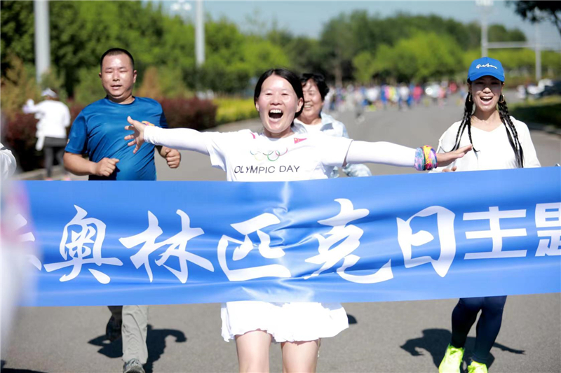 张家口市民在经开区明湖滨河公园参加2022年国际奥林匹克日健康跑。张家口市体育局供图