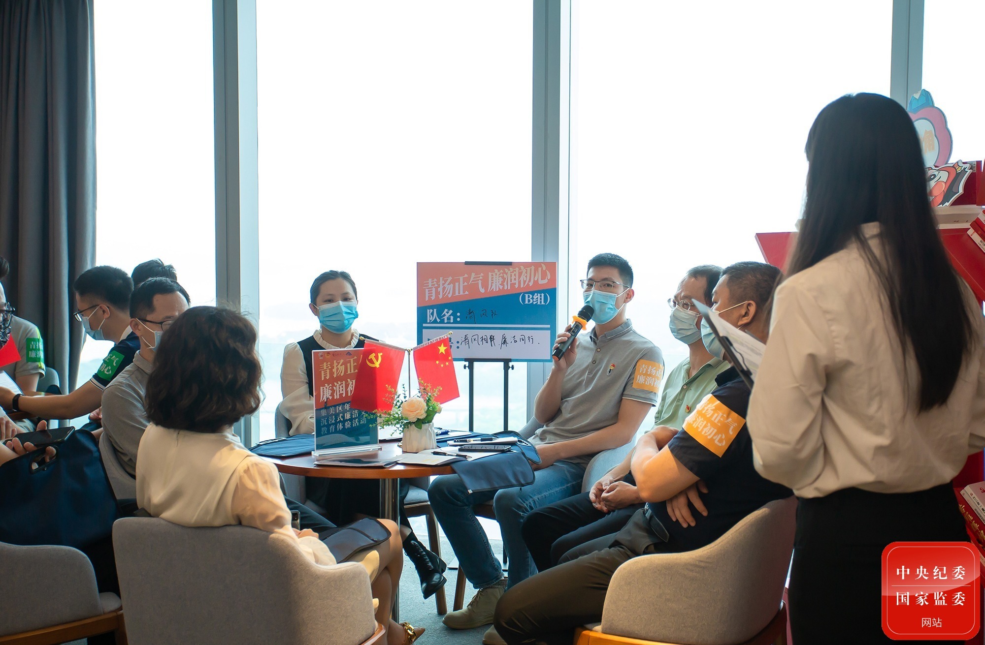 厦门市集美区纪委监委针对年轻干部特点，举办“青扬正气 廉润初心”年轻干部沉浸式廉洁文化教育体验活动，寓教于乐。图为年轻干部化身纪委监委“专案组人员”，模拟对某国企贪腐案进行调查、搜证。（厦门市集美区纪委监委 陈博俊 摄）