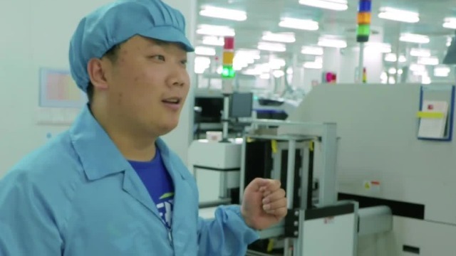 东莞手机工厂布局海外，全英语车间助工人学英语，王伟：敢去做就是第一步