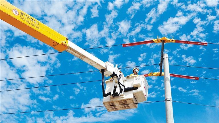 烈日下电力工人高空带电作业忙