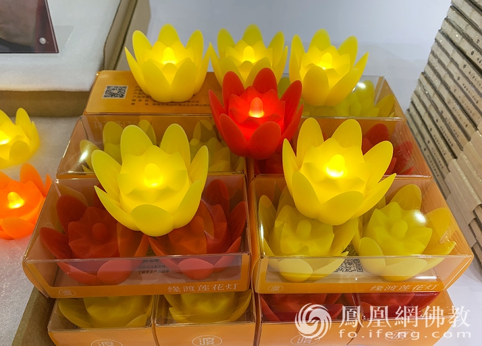 缘渡义卖品——莲花灯(图片来源:凤凰网佛教 摄影:李保华)