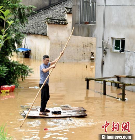 图为江西乐平接渡镇李洪村村民划自制简易“木筏”出行。　朱定文 摄