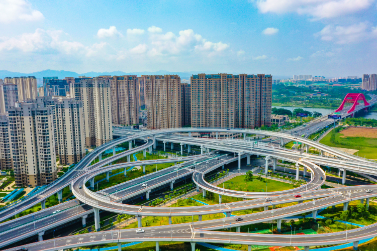 赣州迈入“高架时代”，中心城区高架快速路从无到有、从有到优，形成立体化的新时代大交通。