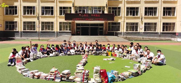 孩子们用爱心图书摆出"心连心"的图案