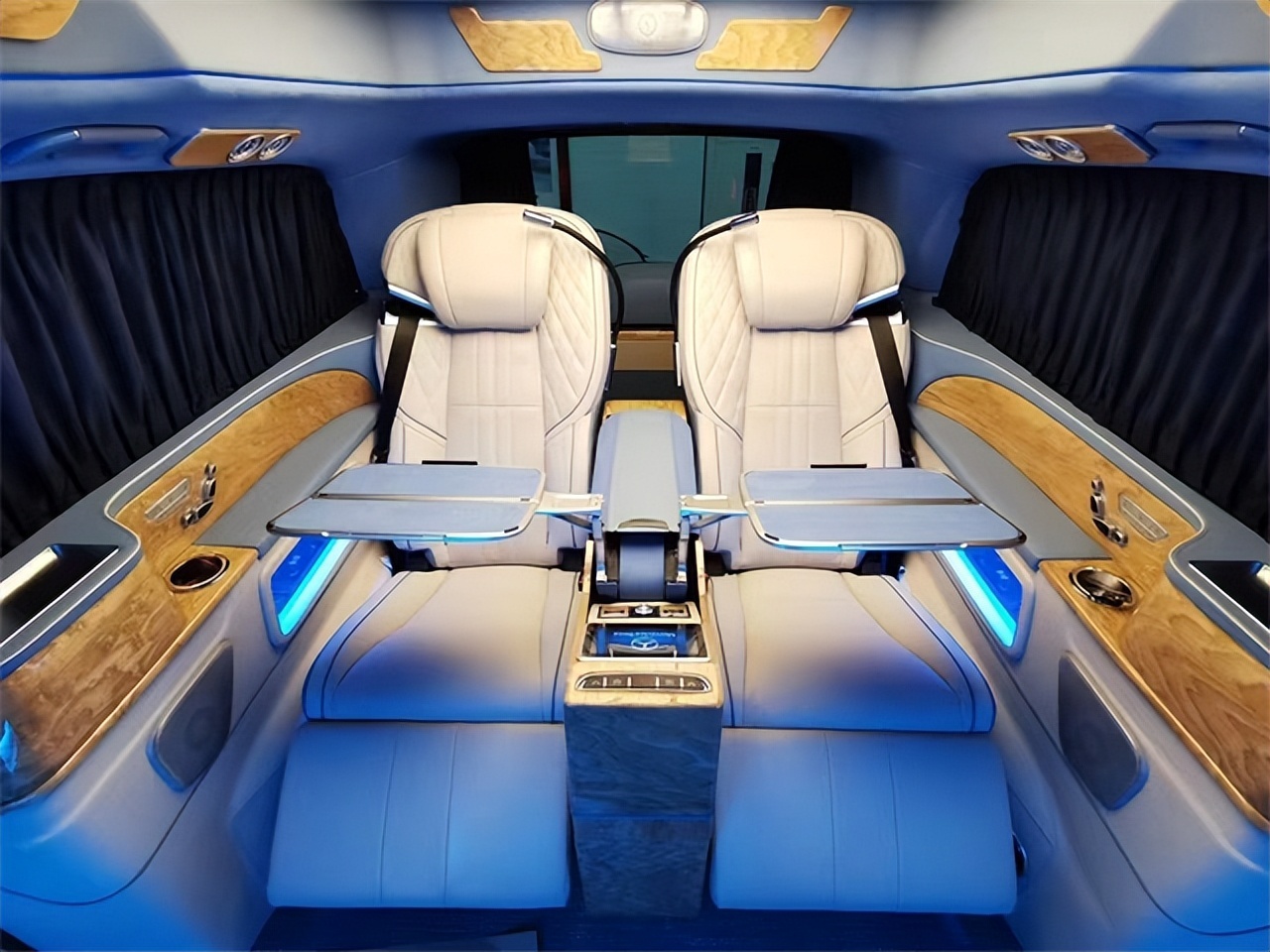 奔驰v260改装全隔断四座上海现车