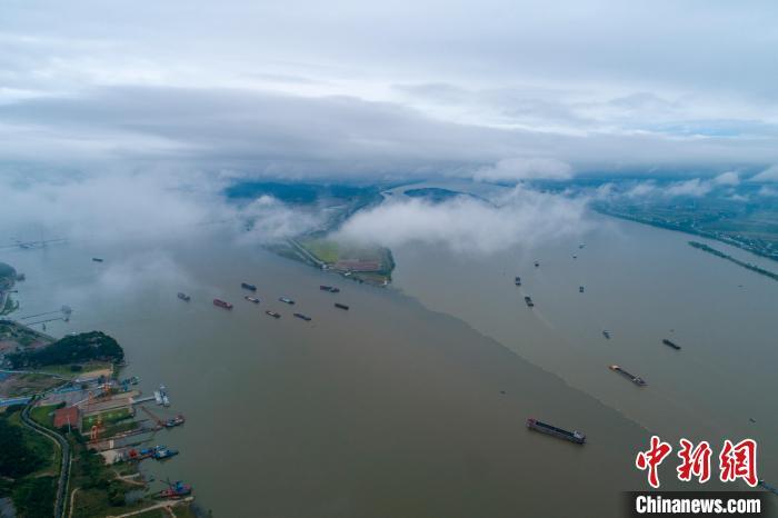 雨后天空云雾飘缈，山江湖城云遮雾罩，景致如画，美不胜收。　李学华 摄