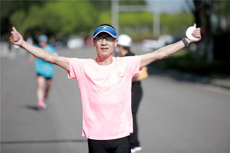 张家口市民在经开区明湖滨河公园参加2022年国际奥林匹克日健康跑。 张家口市体育局供图