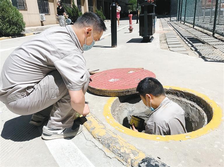 小区维修工高温下坚持工作