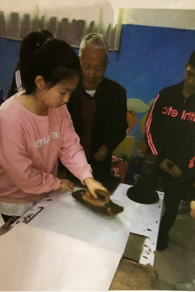 2018年1月滕州市北辛中学学生学习木版年画印刷