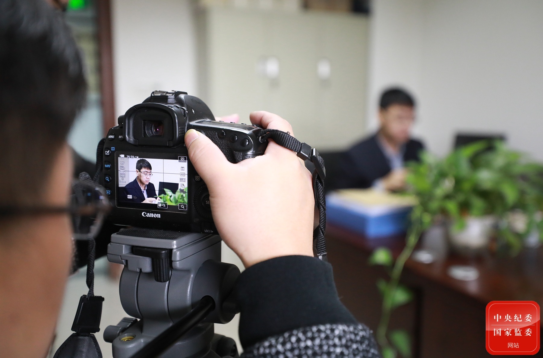 重庆市长寿区纪委监委强化年轻纪检监察干部能力提升和作风建设，图为该区纪委监委组织年轻干部拍摄廉政教育专题片《第一粒扣子》。（重庆市长寿区纪委监委 彭俊华 摄）