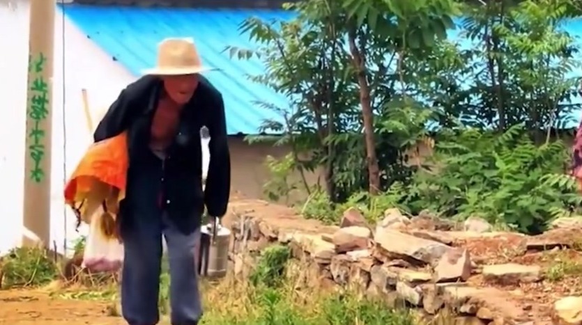 温馨！85岁哥哥走过3个村 带排骨鸡汤探望70多岁的妹妹