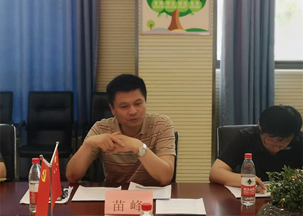 会后,在苗峰的陪同下,专家组观看了学校的整体布局,实地考察了校园