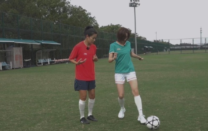 中国女足中后卫李佳悦教巢怡雯踢球