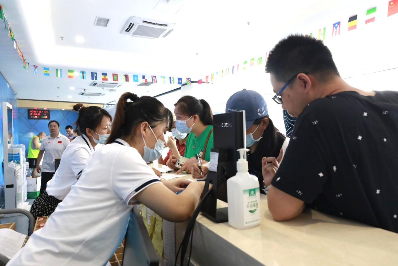图为参赛选手正在咨询台签到 摄影：国际文体